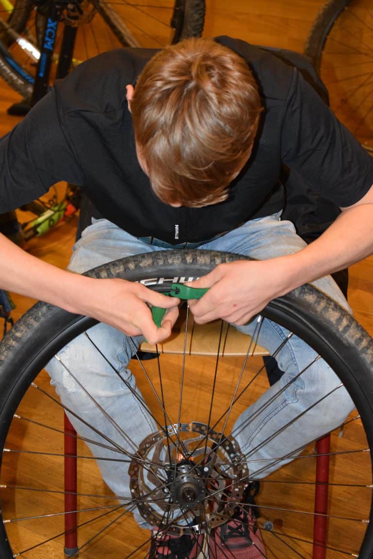 „Reifen wechseln“ mit Fahrradhändler Uwe Fielicke HLR